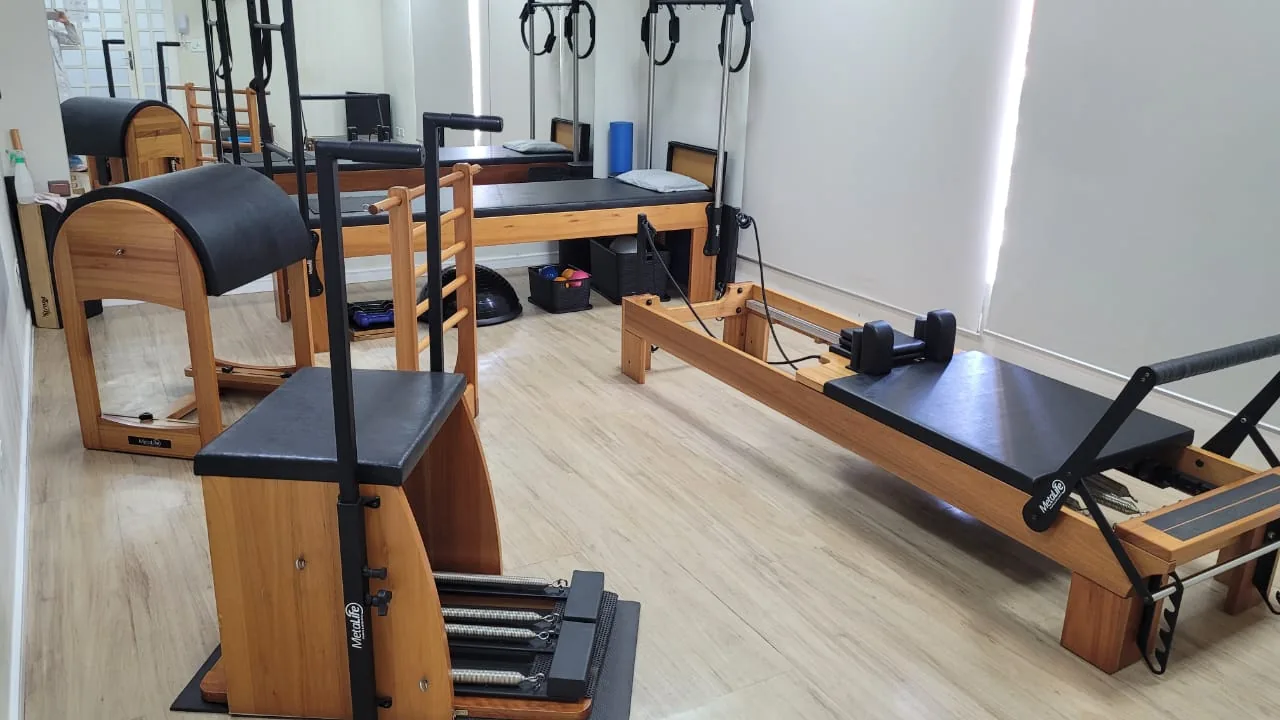 Reformers, cadillac e chair no studio de Pilates