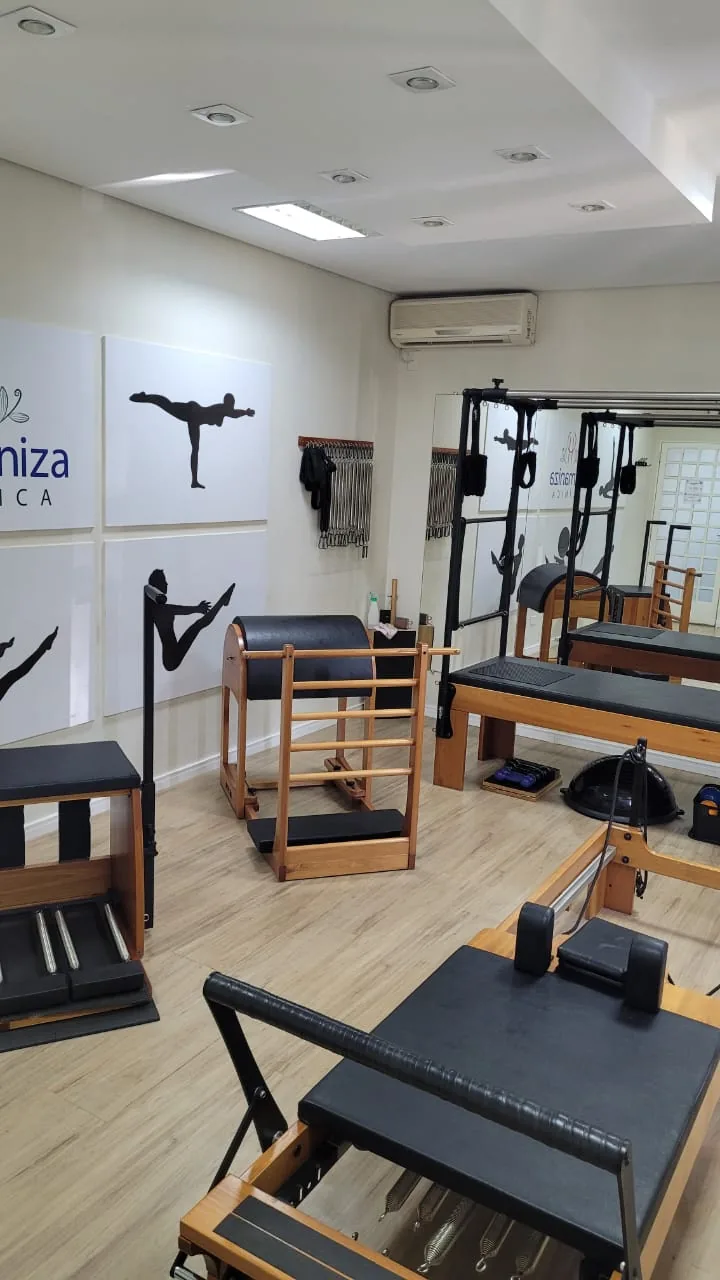 Studio de Pilates visto de outro ângulo, com espelho e aparelhos